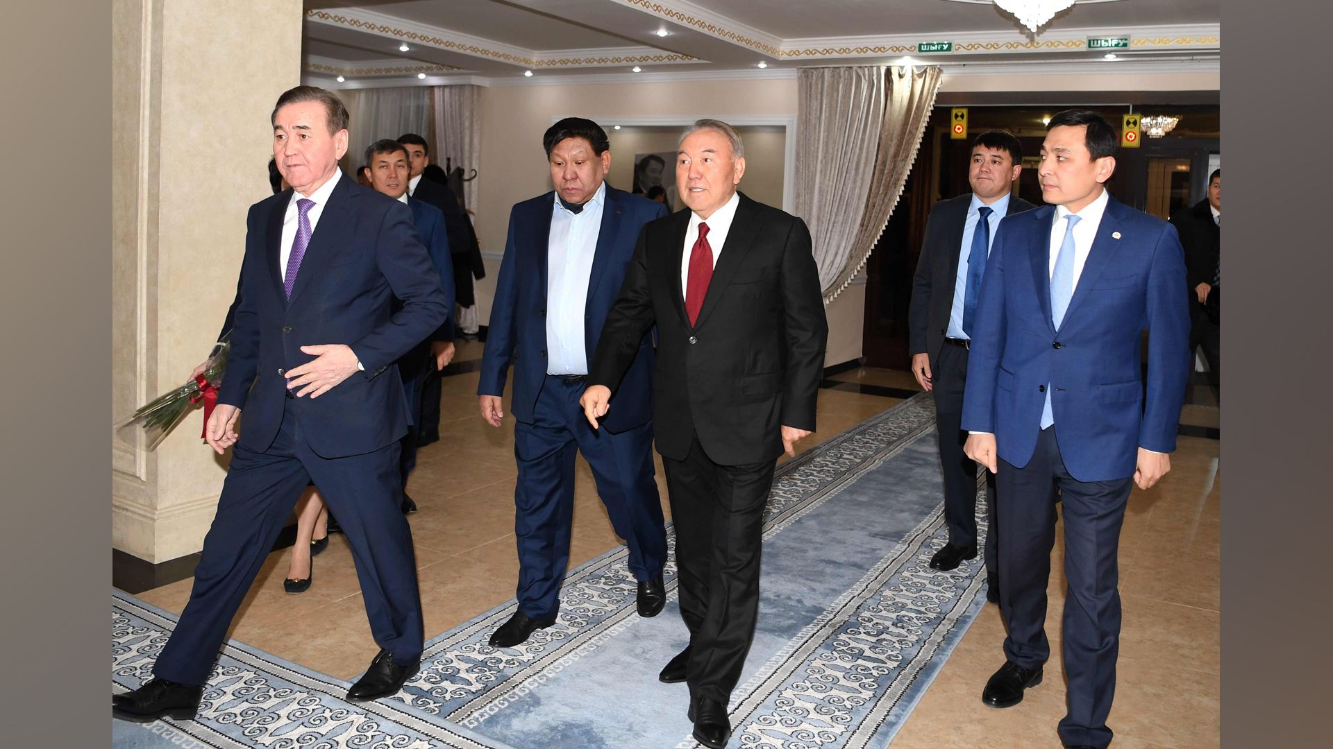 Нурсултан Назарбаев посетил спектакль «Тыраулап ұшқан тырналар»