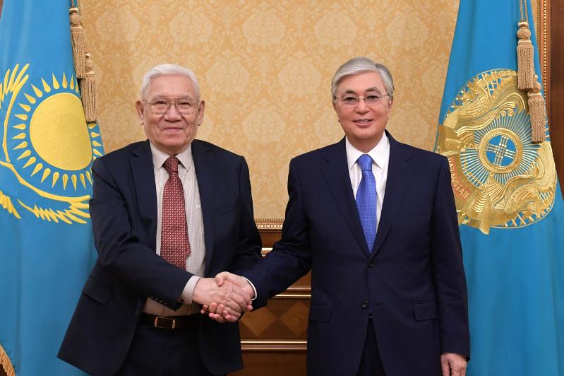 Президент Казахстана принял государственного и общественного деятеля Омирбека Байгелди