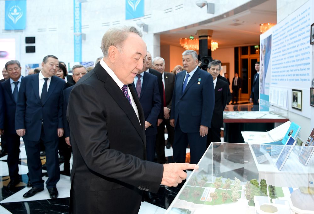 Нурсултан Назарбаев встретился с первостроителями столицы