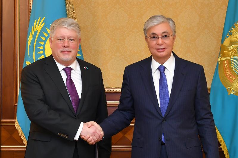 Глава государства принял посла России в Казахстане