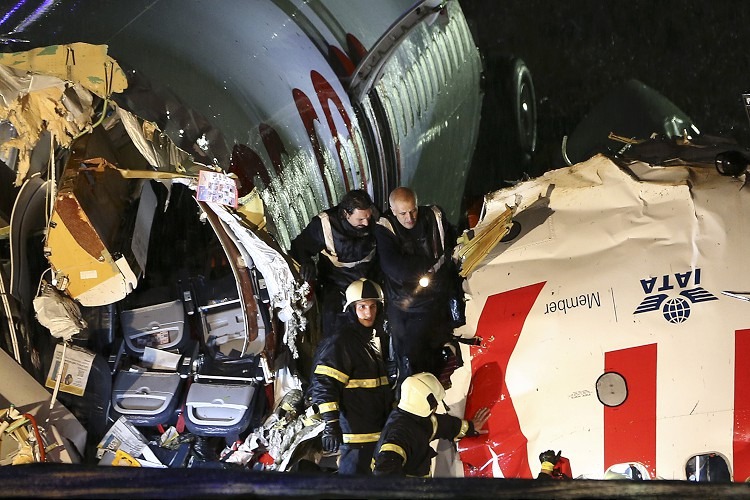 В Стамбуле из-за аварии самолета погибли трое, пострадали 179 человек