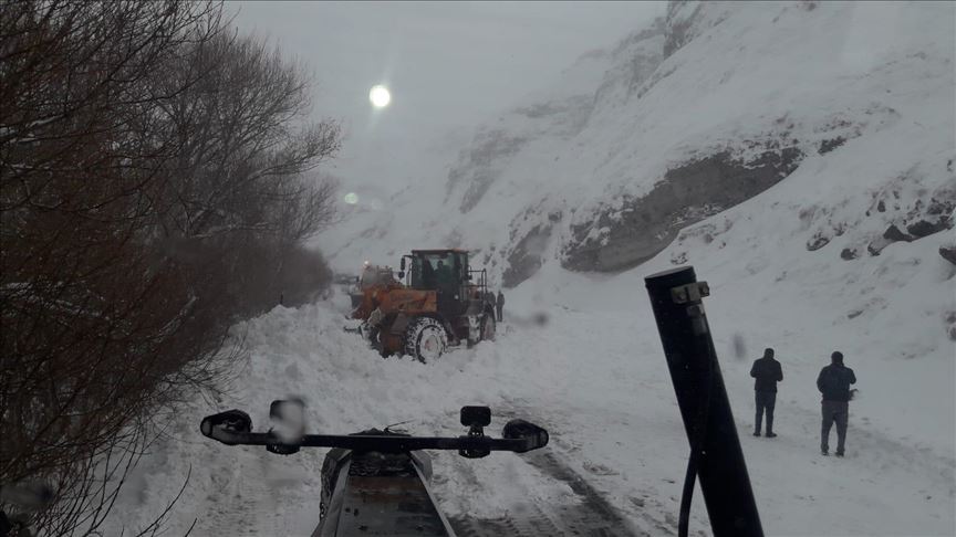 Сход снежной лавины на востоке Турции: 33 погибших