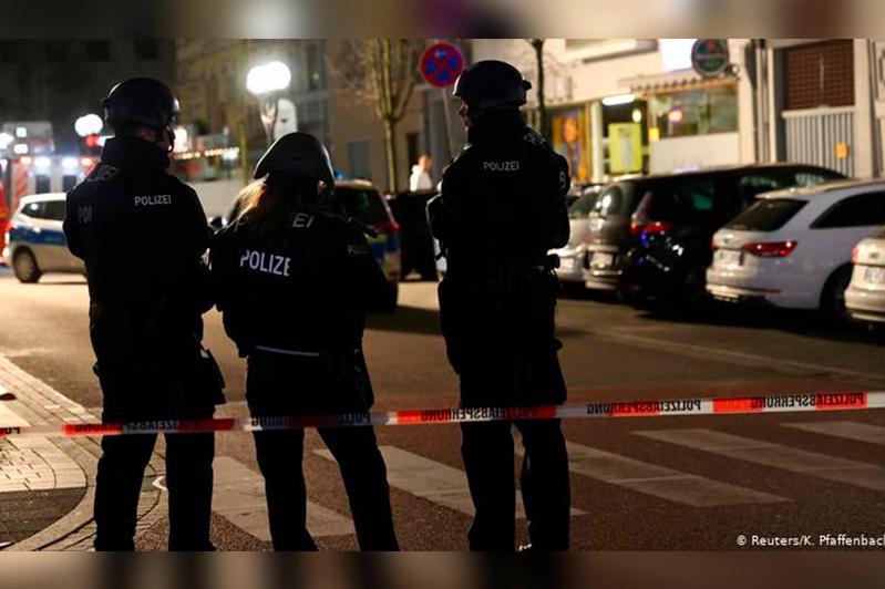В германском городе Ханау неизвестные застрелили 8 человек