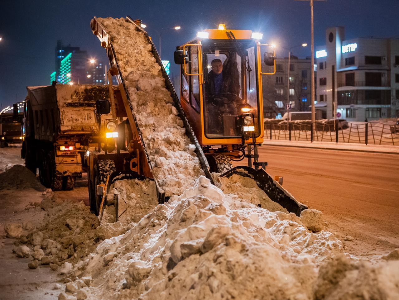 Уборка снега в Нур-Султане идет круглосуточно