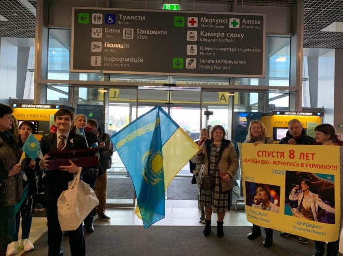 Аэропорт Жуляны встретил Димаша на казахском языке
