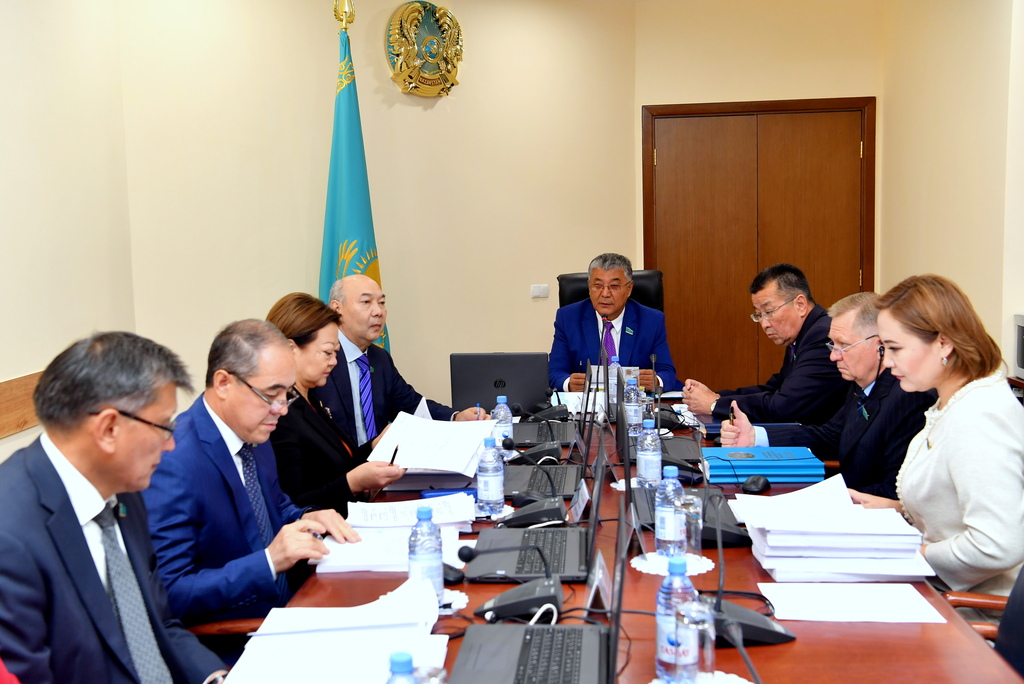 Сенаторы рассмотрели Соглашение между Казахстаном и Узбекистаном по правам трудящихся-мигрантов