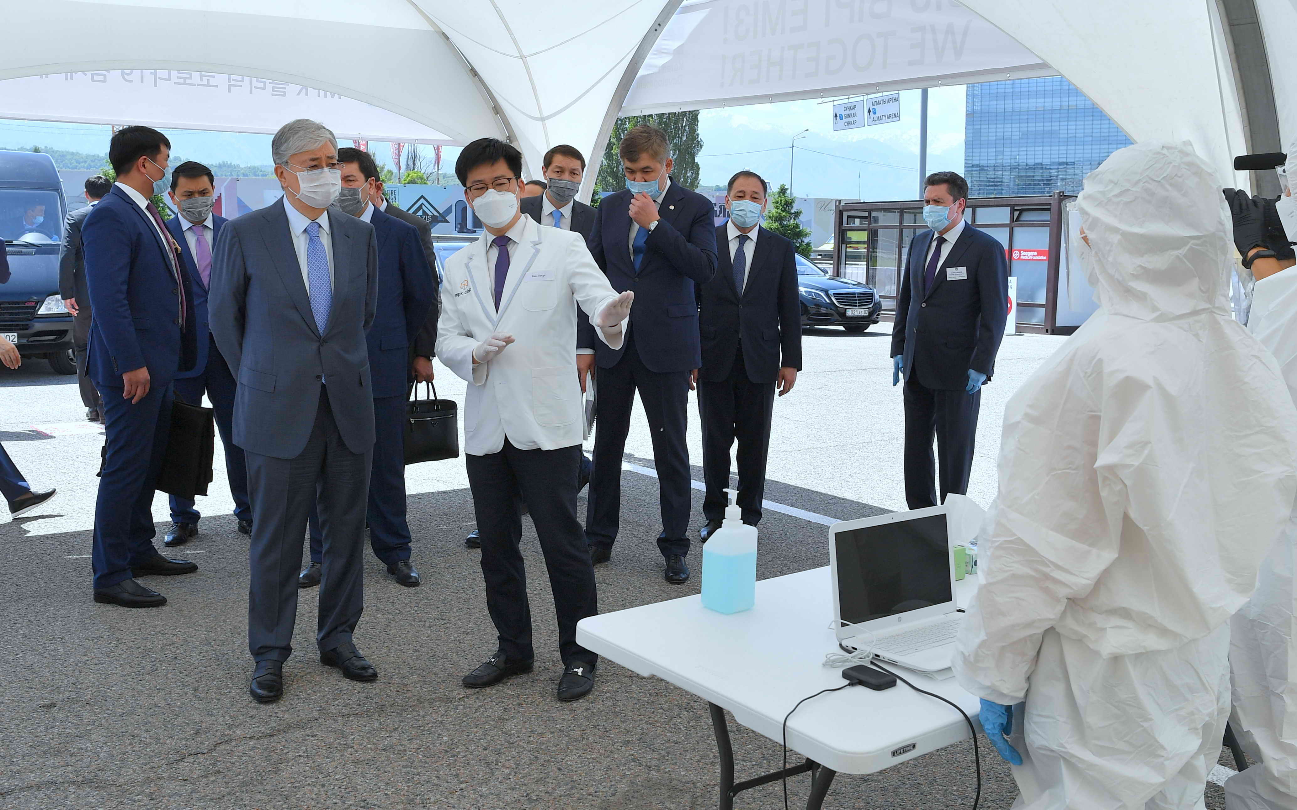 Глава государства посетил центр мобильного скрининга по выявлению коронавируса