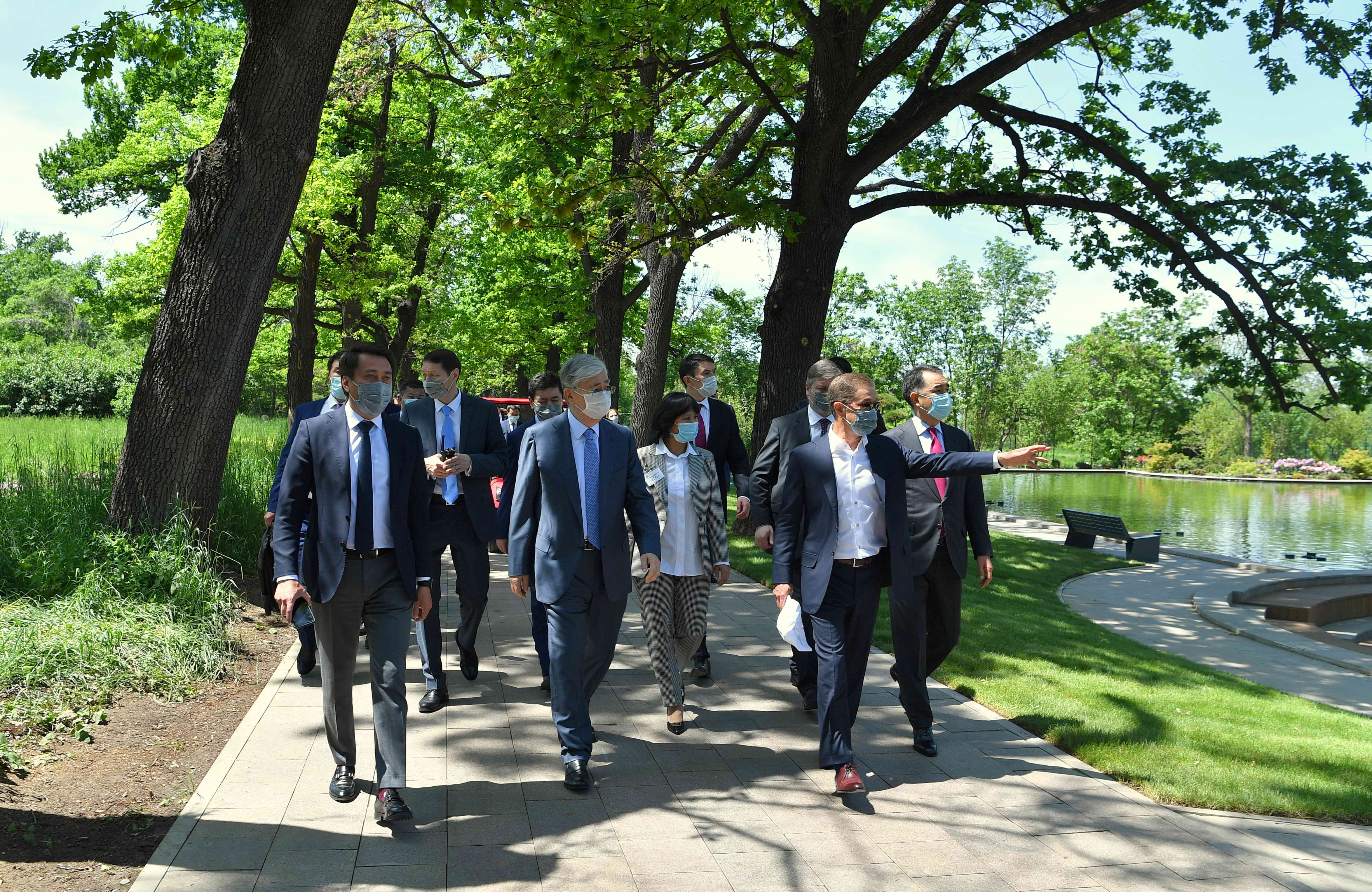 Президент посетил Главный ботанический сад Алматы