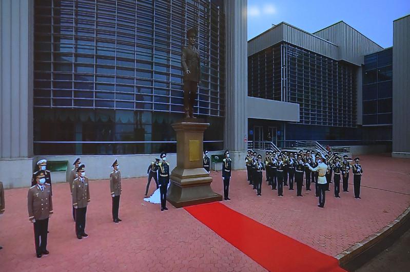 Глава государства принял участие в церемонии открытия монумента Нурсултану Назарбаеву