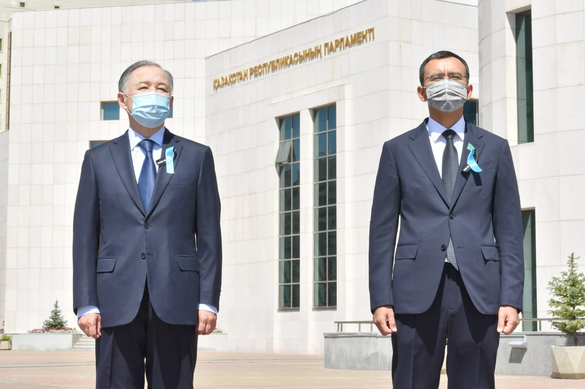 Н.Нигматулин и М.Ашимбаев почтили память жертв пандемии коронавируса