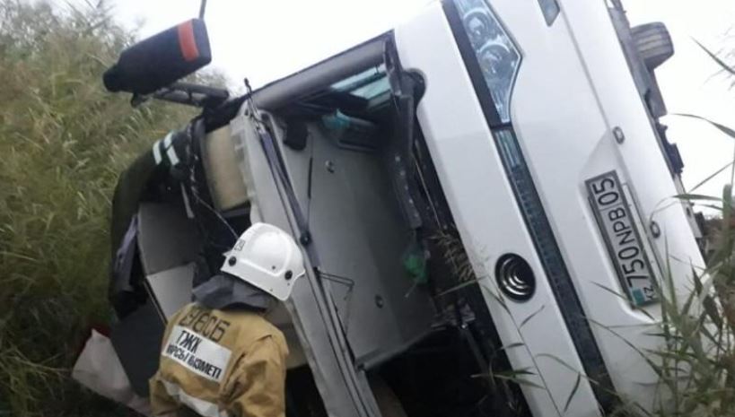 Автобус с пассажирами опрокинулся в Туркестанской области
