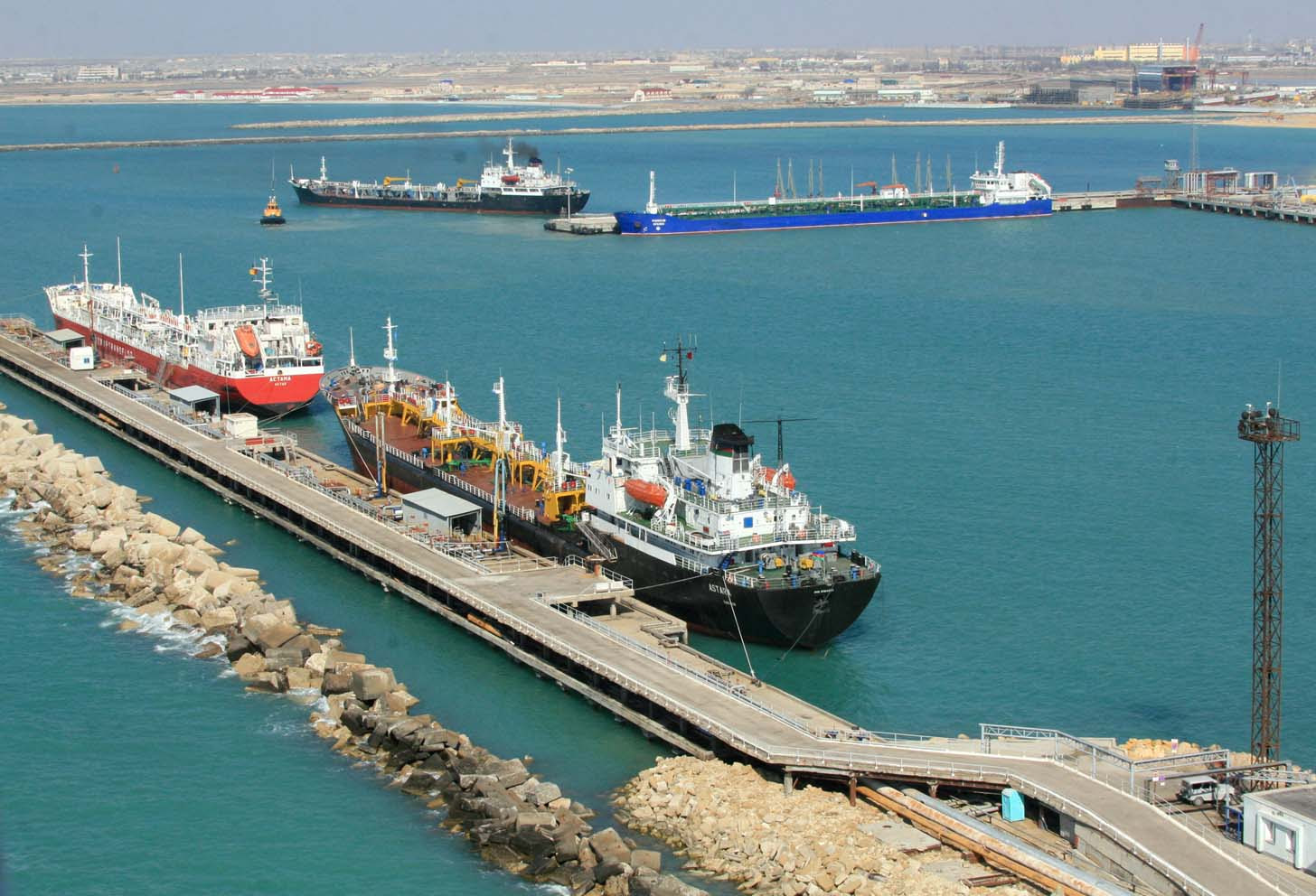 3,8 млн тонн грузов перевалено через морские порты Казахстана за восемь месяцев текущего года