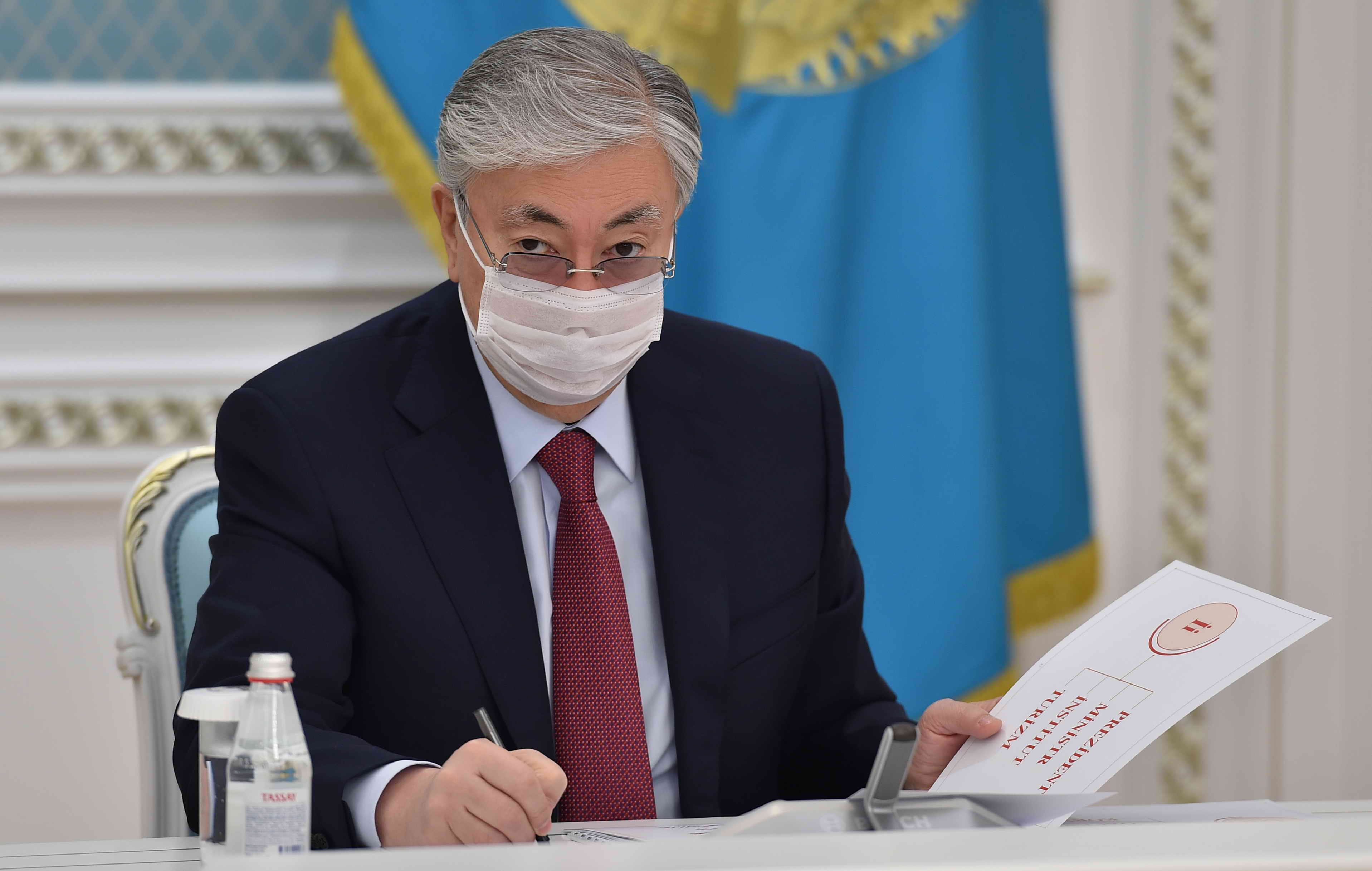 Глава государства провел совещание по переводу казахского алфавита на латинскую графику