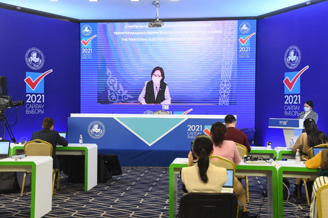 В Алматы дают оперативные разъяснения на вопросы по работе избирательных участков