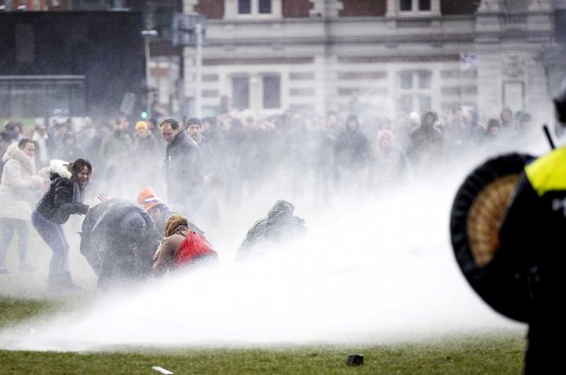 Против протестующих в Нидерландах были применены водометы