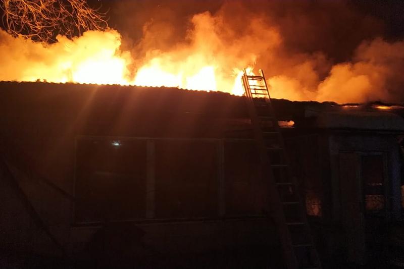 Более 40 огнеборцев тушили пожар в здании столовой в Караганде