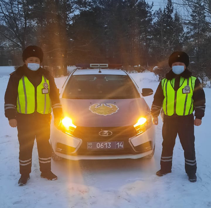 Замерзавший на трассе микроавтобус спасли Павлодарские полицейские