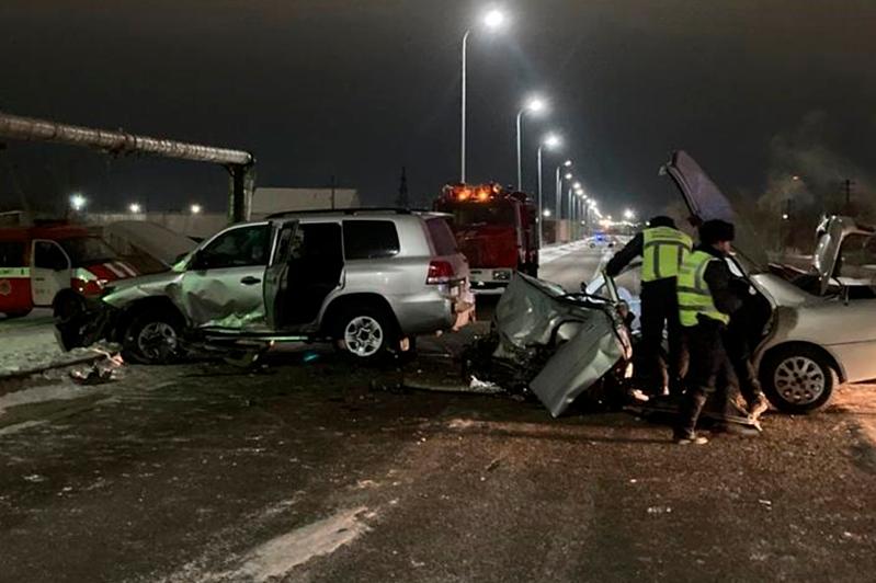 Прижатого обломками авто после ДТП водителя спасли в Жезказгане