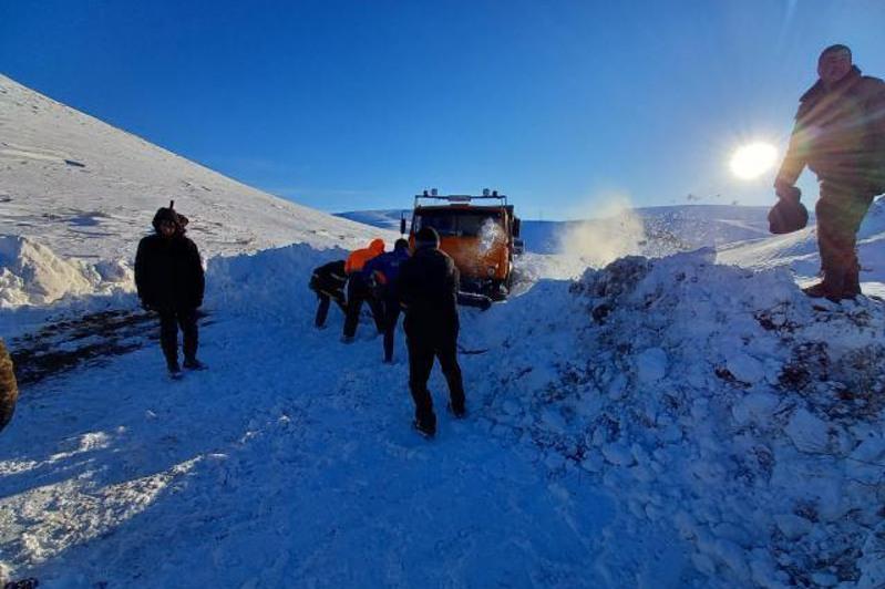 Восемь человек оказались в снежных заносах в Туркестанской области