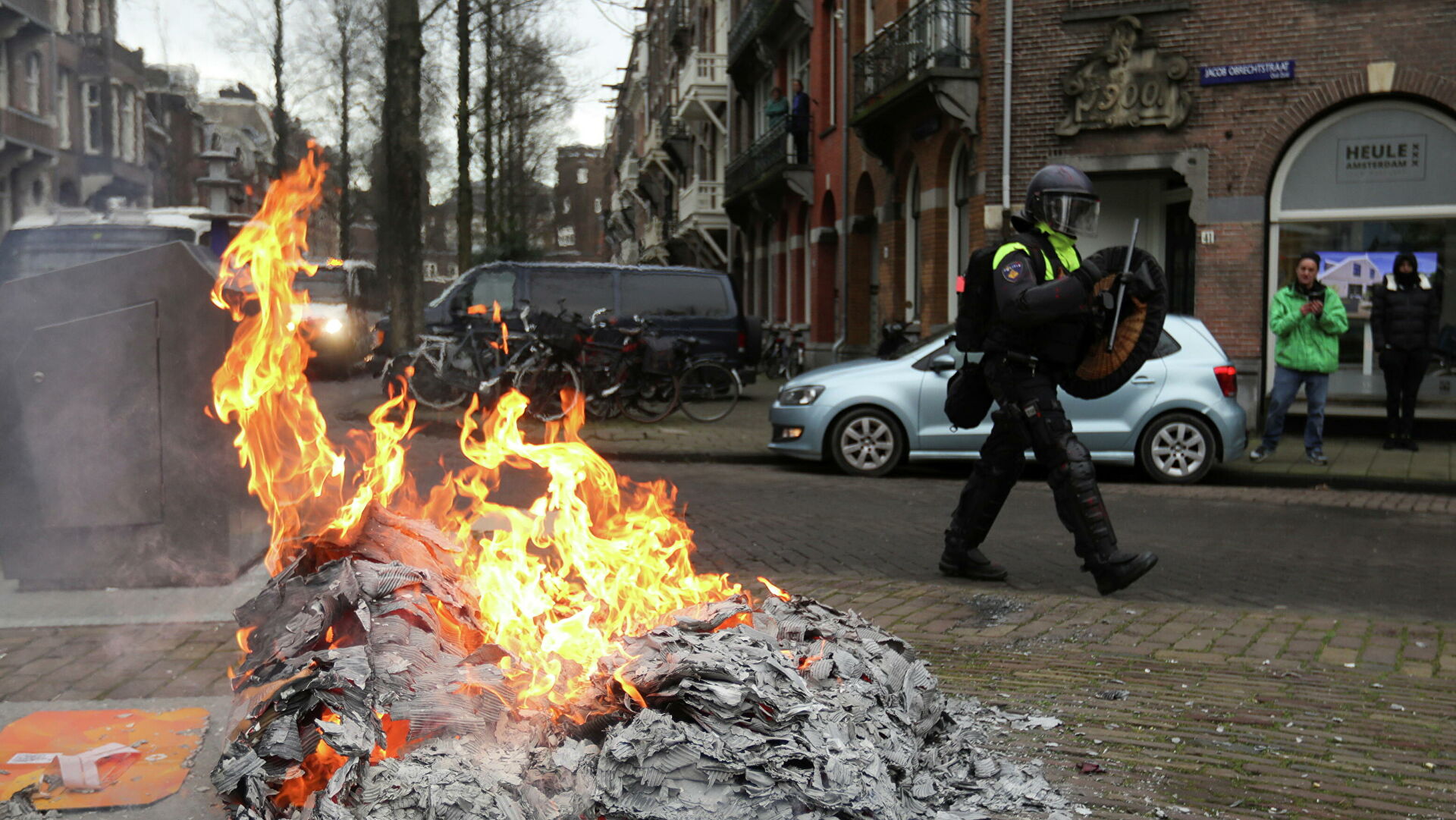Роттердам восстанавливают после беспорядков