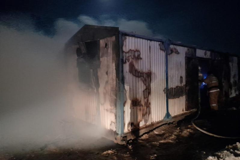 Три человека получили ожоги при пожаре в контейнерах в Кызылординской области