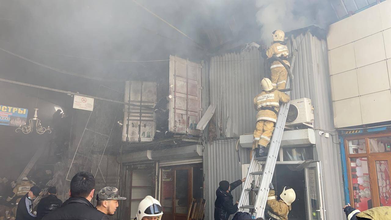 На барахолке в Алматы произошел пожар