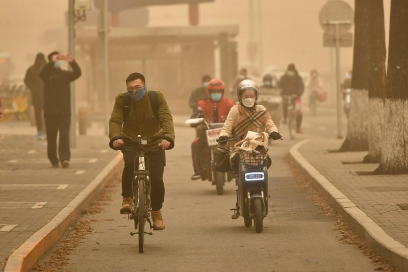 Песчаная буря вновь обрушилась на Китай