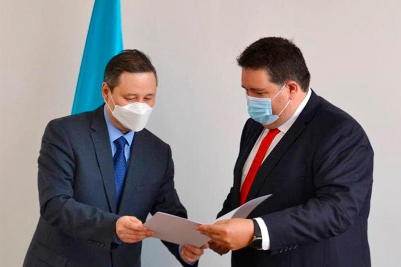Почетному консулу Казахстана в Португалии вручили патент