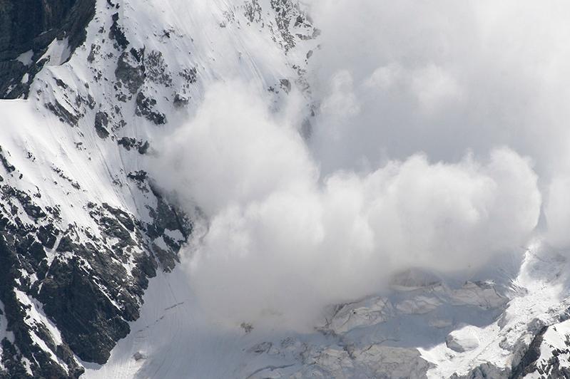 Опасность схода лавин сохраняется в горах вблизи Алматы