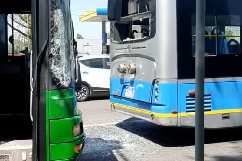 Автобус столкнулся с троллейбусом в Алматы: пострадали 2 пассажира