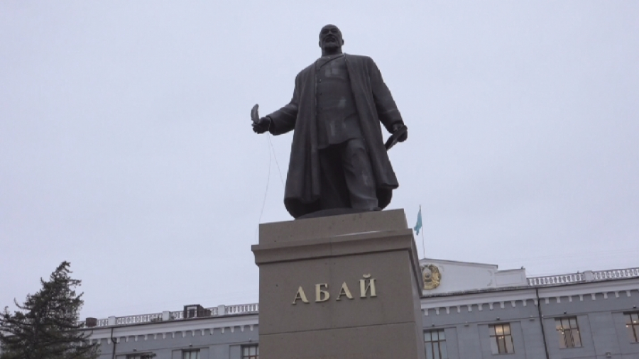 В Павлодаре парень закидал яйцами и туалетной бумагой памятник Абая