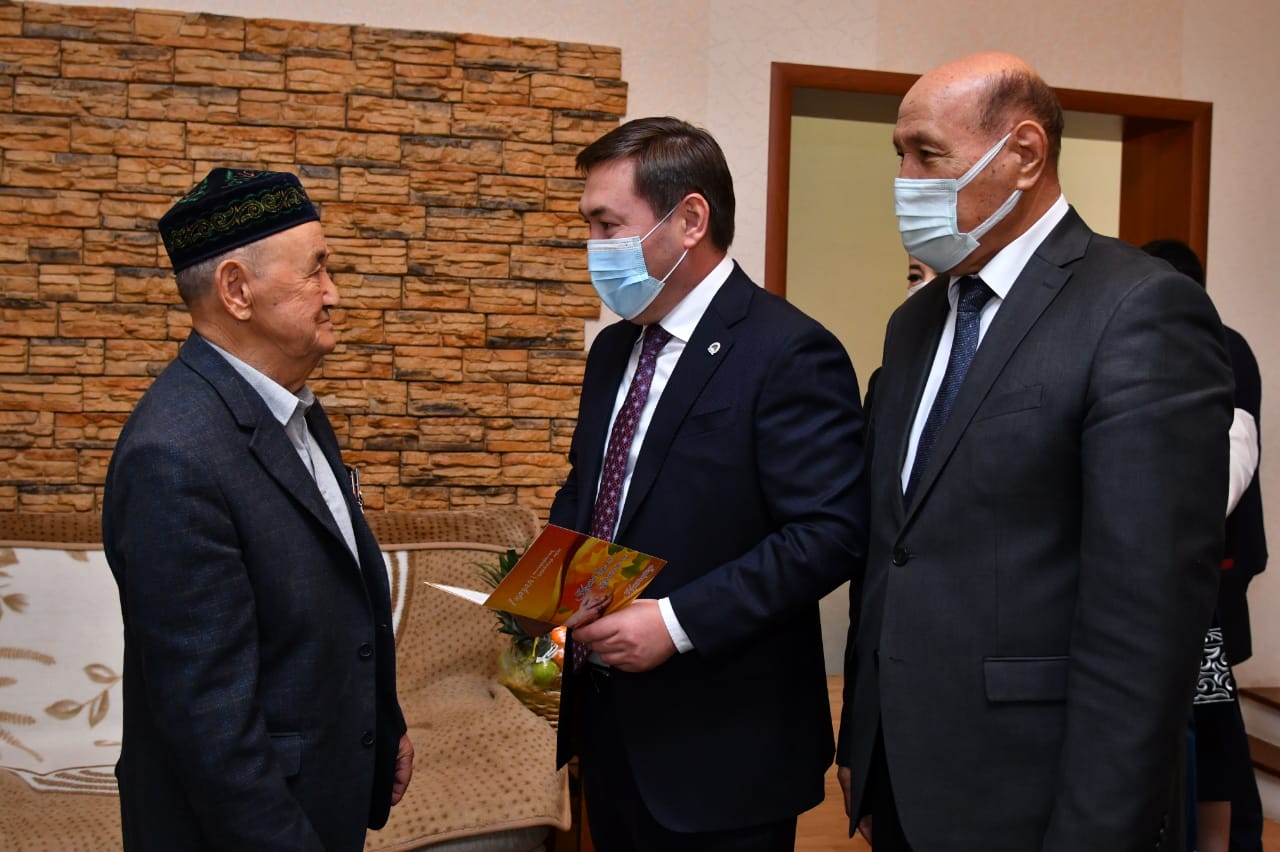 Мурат Айтенов поздравил ветеранов с днем пожилых людей