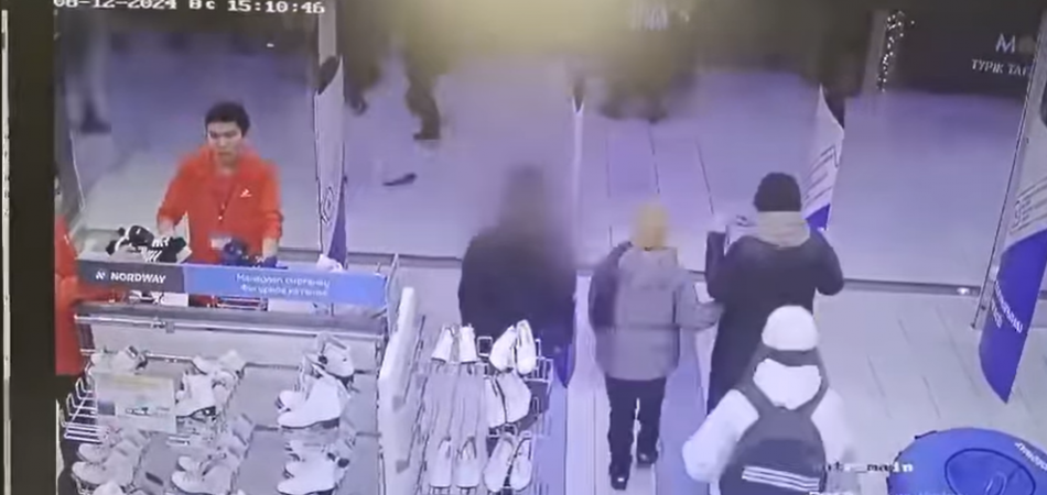 Астанада дүкеннен күрте ұрлаған жігіт видеоға түсіп қалды