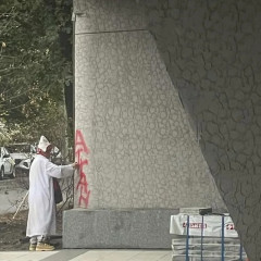 «Аттан»: Амантай қажы көпірге жазу жазғаны үшін айыппұл арқалады