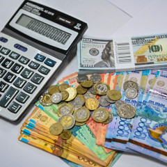 Мемлекеттік және жекеменшік сектор қызметкерлері қанша жалақы алып жүр?