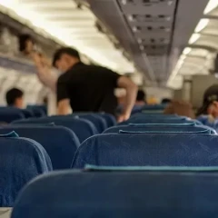 Масаң күйдегі әйел жолаушылар әуе рейсінен түсірілді