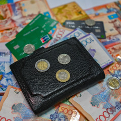 Он үшінші жалақы кімдерге беріледі?