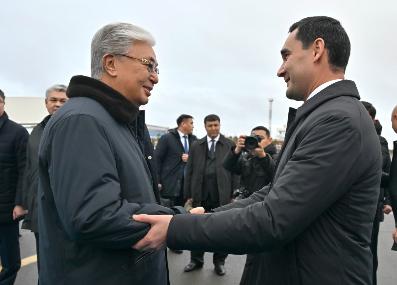 Қасым-Жомарт Тоқаев Түрікменстан президентін әуежайдан қарсы алды