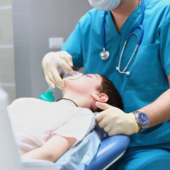 Севоран: Баланы ұйықтатып тісін емдеудің қаупі мен тиімділігі қандай?