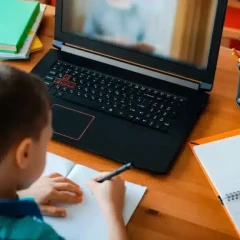 Елордада бірінші ауысым оқушылары онлайн оқиды