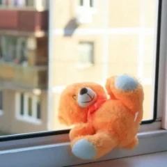 Таразда бір ана екі баласын терезеден лақтырып жіберді